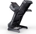 Zwarte en grijze Focus Fitness Jet 9 iPlus loopband, schuin van achteren gefotografeerd.