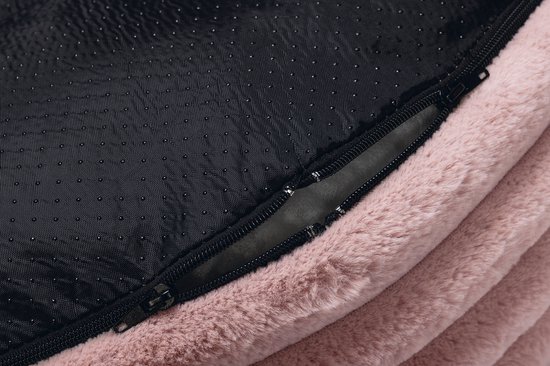 Sluiting van roze hondenkussen met rits en antislip onderkant.