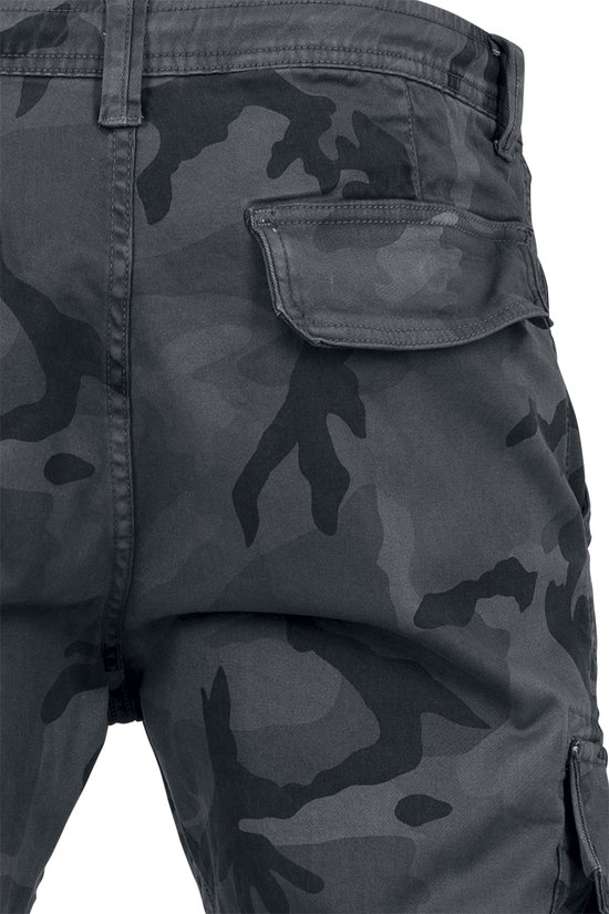 Detail van een cargobroek met camouflageprint in grijs en zwart, met een utility zak.