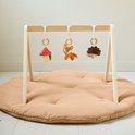 Houten babygym met een paddenstoel, vosje en egel. De speeltjes hebben een natuurlijke uitstraling.