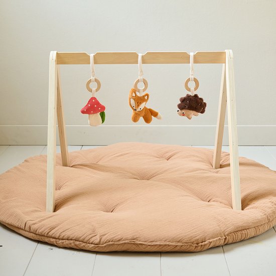 Houten babygym met een paddenstoel, vosje en egel. De speeltjes hebben een natuurlijke uitstraling.