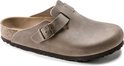 Bruine Birkenstock Boston klomp, zijkant zichtbaar met gesp en Birkenstock logo.