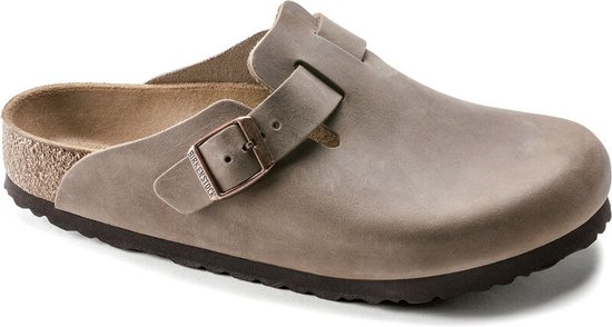 Bruine Birkenstock Boston klomp, zijkant zichtbaar met gesp en Birkenstock logo.