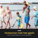 Kinderen en volwassenen op het strand met zwarte metaaldetectors met oranje accenten. Verstelbare steel 60-70cm.