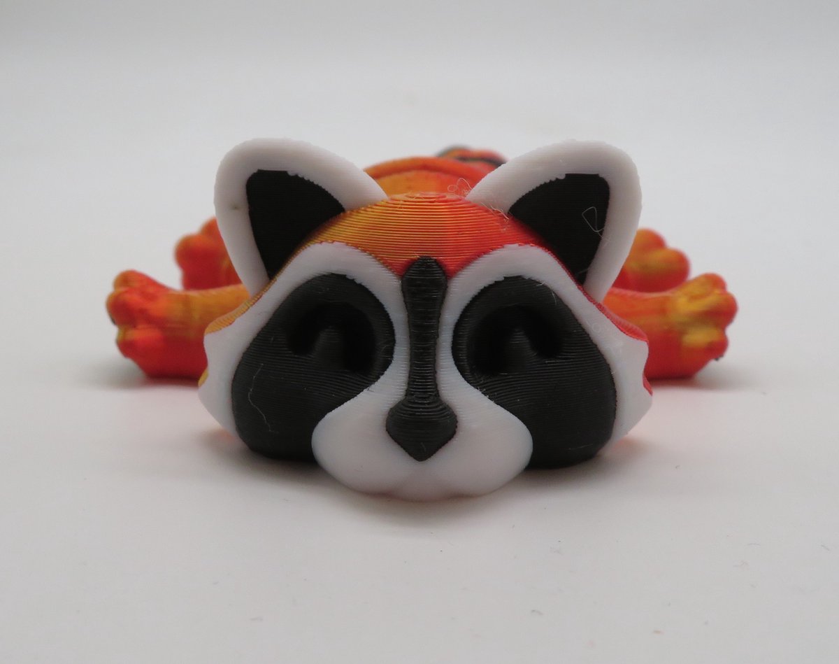 Veras Arts & Dice | Wasbeer Figuur Phoenix Kleuren - Raccoon - Trash Panda - Speelgoed - Verzamelobject - Zwart Grijs Wit Rood Goud