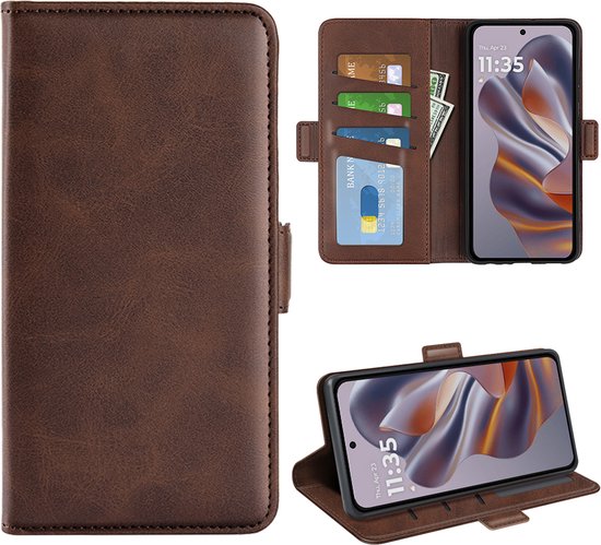 Collage van bruine lederen wallet hoes: gesloten, met kaarten en telefoon, en in standaardmodus.