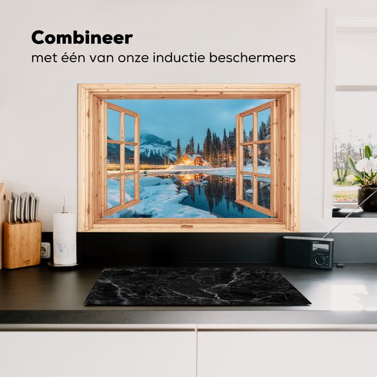 Spatscherm keuken 80x55 cm - Kookplaat achterwand Winterlandschap - Natuur - Huis - Bergen - Doorkijk - Raam - Muurbeschermer - Spatwand fornuis - Hoogwaardig aluminium