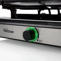 Zilverkleurige Tristar raclette grill met draaiknop en groene illuminatie.