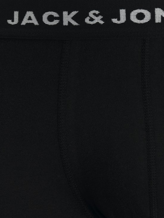 Detailopname van zwarte Jack & Jones boxershorts met zichtbaar wit logo op de tailleband en naden.
