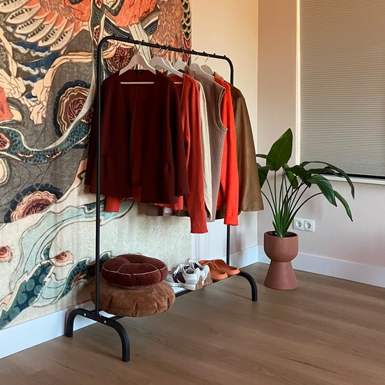 QUVIO Kledingrek met leggedeelte voor schoenen / Hoogte 150cm / Kledingstandaard met schoenenrek - Zwart