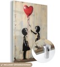 Acrylglas schilderij van twee kinderen die een rode ballon in hartvorm naderen, met inclusief ophangsysteem-aanduiding.