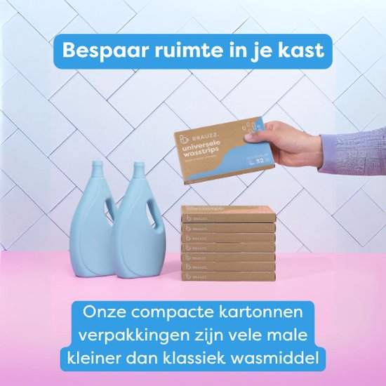 Een hand pakt een kartonnen verpakking met witte wasstrips. Twee grote lichtblauwe flessen wasmiddel ernaast.