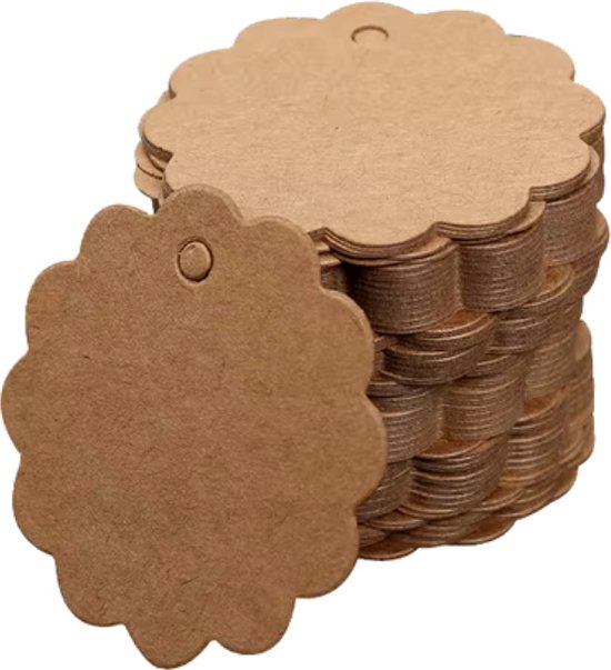 Une pile d'étiquettes marron en carton, forme fleur avec bord festonné et un trou.