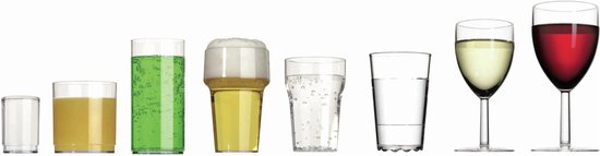 Een rij van acht glazen met verschillende dranken, waaronder rode en witte wijn, bier en water.