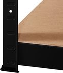 Detail van een zwarte metalen stellingkast met een houten plank.