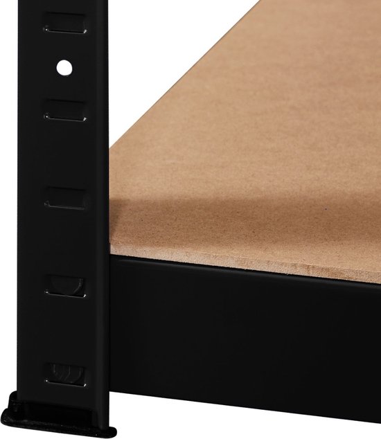 Detail van een zwarte metalen stellingkast met een houten plank.