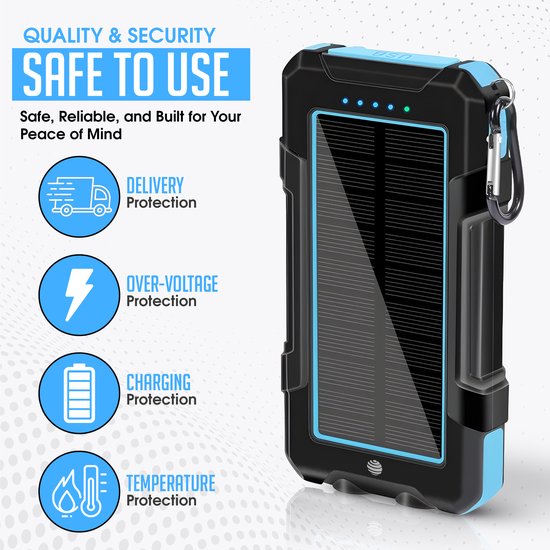 Zwarte powerbank met zonnepaneel, blauwe randen, karabijnhaak en LED indicatoren.