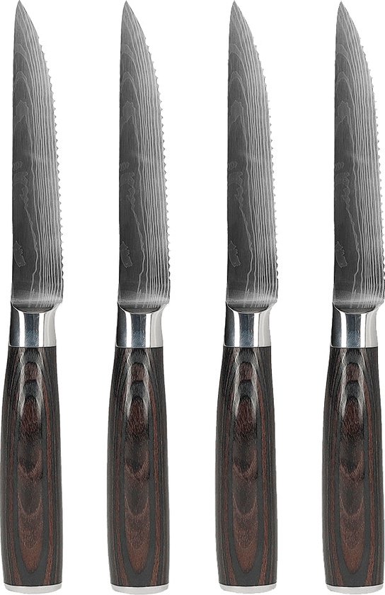 Vier Shinrai steakmessen met donkere houten handvatten en Damascus lemmeten op een witte achtergrond.