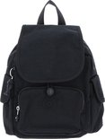 Zwarte Kipling rugzak met flap, trekkoord, zijvakken en Kipling logo.