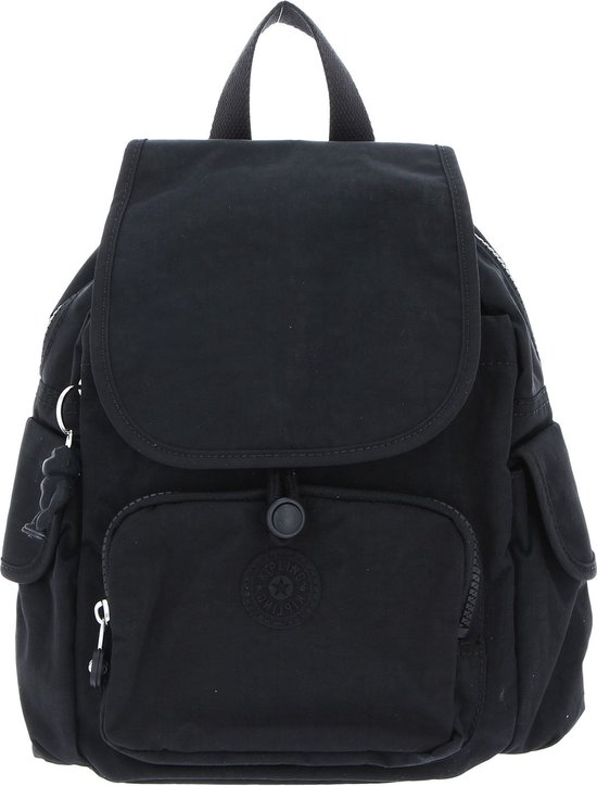 Zwarte Kipling rugzak met flap, trekkoord, zijvakken en Kipling logo.