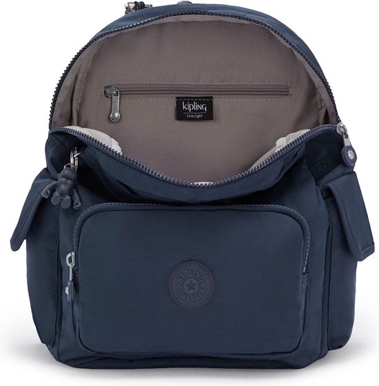 Donkerblauwe Kipling rugzak, open met binnenvak en Kipling-logo.
