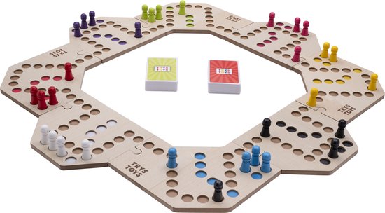 Een houten Keezen bordspel met rode, gele, paarse, blauwe, groene en zwarte pionnen. Twee kaartspellen liggen in het midden.