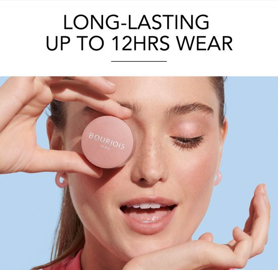 Vrouw met roze verpakking Bourjois oogschaduw voor haar oog. Lange houdbaarheid tot 12 uur.