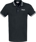 Zwarte Lonsdale polo met logo 'Lonsdale London' op de borst, grijze en witte strepen op kraag en mouwen.
