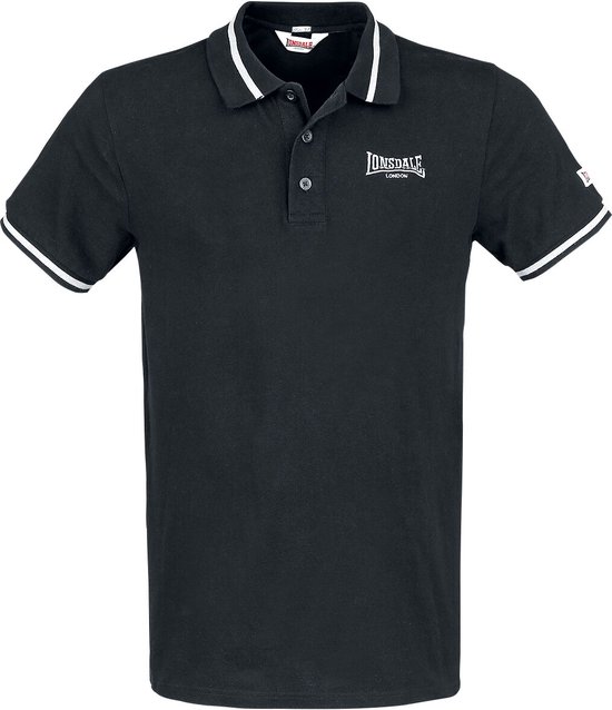 Zwarte Lonsdale polo met logo 'Lonsdale London' op de borst, grijze en witte strepen op kraag en mouwen.