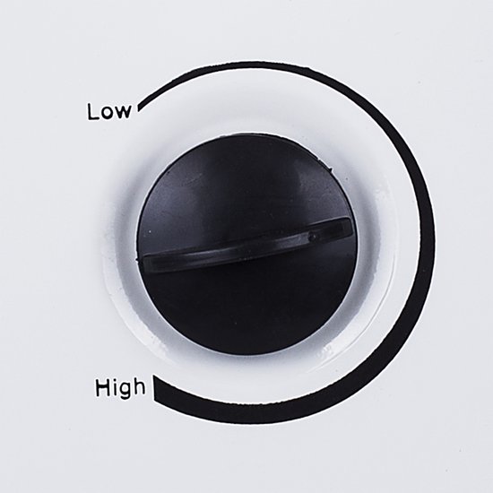 Close-up van de zwarte draaiknop met instellingen 'Low' en 'High' op een witte Tristar convector kachel.