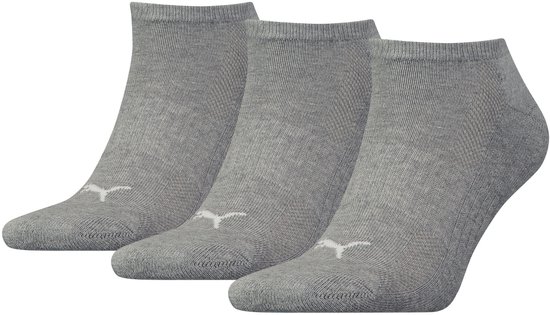 Drie paar grijze Puma enkelsokken met wit Puma-logo op de zijkant.