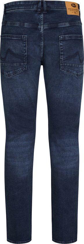 Achterkant van een donkerblauwe, slimfit jeans met zes zakken en een bruin leren merklabel.