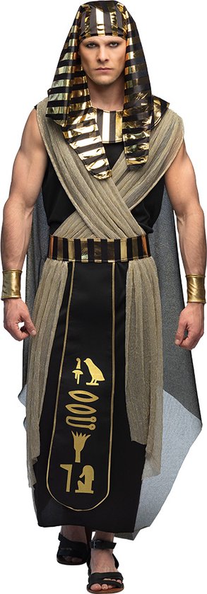 Man in Farao-kostuum met gouden hoofdtooi, zwart met goud versierd gewaad en gouden armbanden.