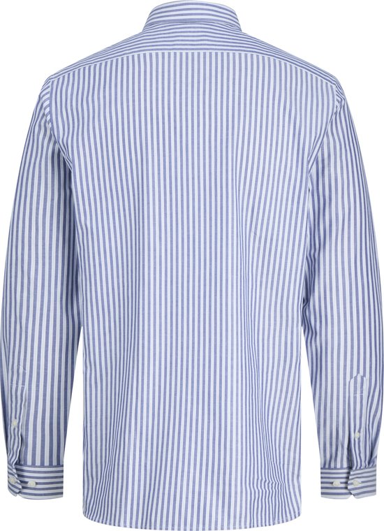 Een achterzijde van een langere mouwen, blauw-wit gestreept formeel overhemd.