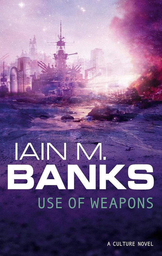 Boekcover: Ruimteschip en stadsgezicht tegen een paarse en roze kosmische achtergrond. Titel: Use Of Weapons, A Culture Novel door Iain M. Banks.