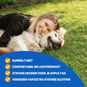 Een vrouw knuffelt met een blonde hond in het gras. Tekst met vinkjes: 'Bungelt niet', 'Comfortabel en lichtgewicht', 'Stevige houder voor je Apple Tag', 'Voorzien van extra stevige sluiting'.