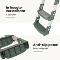 Zijaanzicht van een groene WC verkleiner met witte treden die in hoogte verstelbaar zijn.