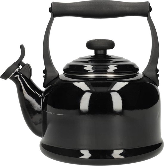 Zwarte fluitketel van Le Creuset met een zwarte handgreep en tuit. De ketel heeft een glimmend oppervlak en een max. indicatie.
