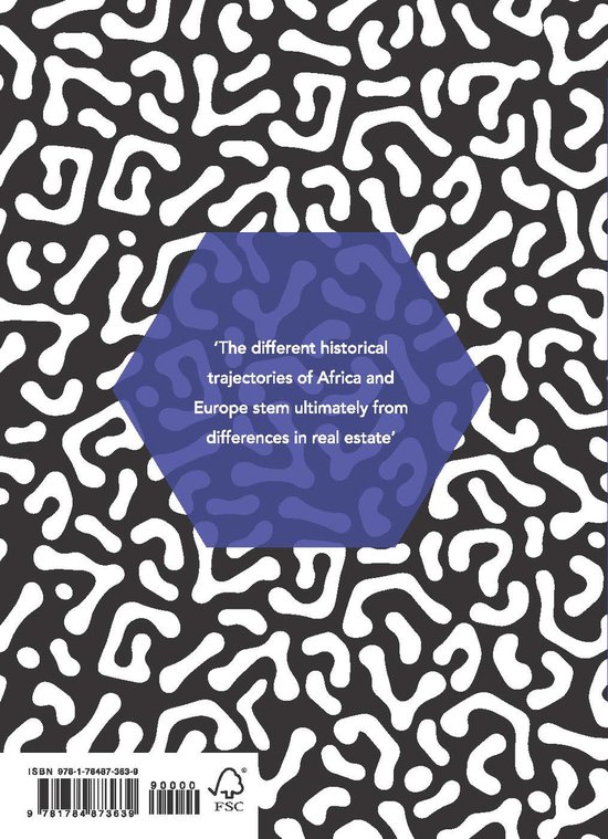 De achterkant van een boek met een zwart-witte organische print. Een paars hexagon bevat de tekst 'De verschillende historische trajecten van Afrika en Europa komen uiteindelijk voort uit verschillen in onroerend goed'. ISBN en FSC-logo aanwezig.