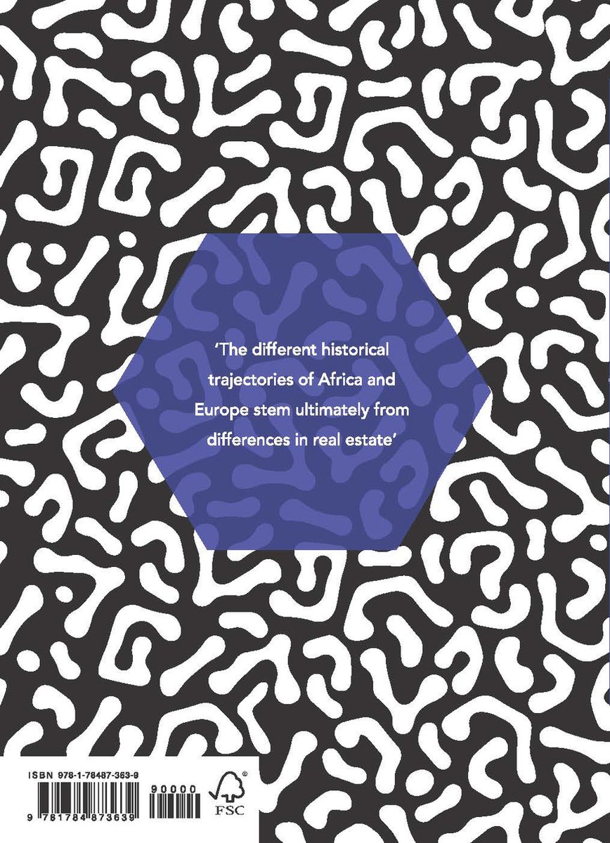 De achterkant van een boek met een zwart-witte organische print. Een paars hexagon bevat de tekst 'De verschillende historische trajecten van Afrika en Europa komen uiteindelijk voort uit verschillen in onroerend goed'. ISBN en FSC-logo aanwezig.