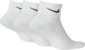 Drie witte Nike enkelsokken met zwart Nike logo.