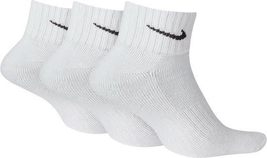 Drie witte Nike enkelsokken met zwart Nike logo.