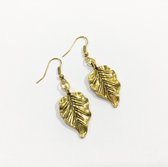 Fraaie oorbellen met blad hanger in antiek goud