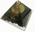 Orgonite Piramide van Zwarte Toermalijn en Kristallen Punt Orgonite Piramide van Zwarte Toermalijn en Kristallen Punt