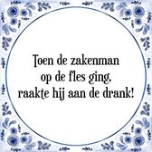 Tegeltje met Spreuk (relatiegeschenk): Toen de zakenman op de fles ging, raakte hij aan de drank! + Cadeau verpakking & Plakhanger