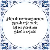 Tegeltje met Spreuk (Tegeltjeswijsheid): Achter de meeste argumenten tegen de vrije markt, ligt een gebrek aan geloof in vrijheid + Kado verpakking & Plakhanger