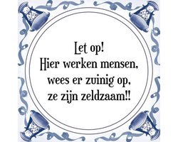 Tegeltje met Spreuk (Tegeltjeswijsheid): Let op! Hier werken mensen, wees er zuinig op, ze zijn zeldzaam!! + Kado verpakking & Plakhanger