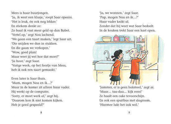 Twee meisjes in oranje shirts staan in een keuken, één kijkt in een kast.