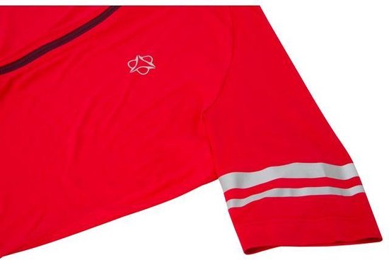 Detail van een rood fietsshirt met zilveren logo en zilveren reflecterende strepen op de mouw.