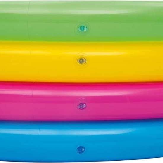 Close-up van de bovenste ringen van een opblaasbaar zwembad in groen, geel, roze en blauw.